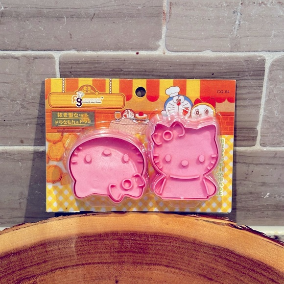 Set of 2 Brand New Pink Hello Kitty Cookie Cutters New in Package Very Cute 💕🥰 - Picture 2 of 9